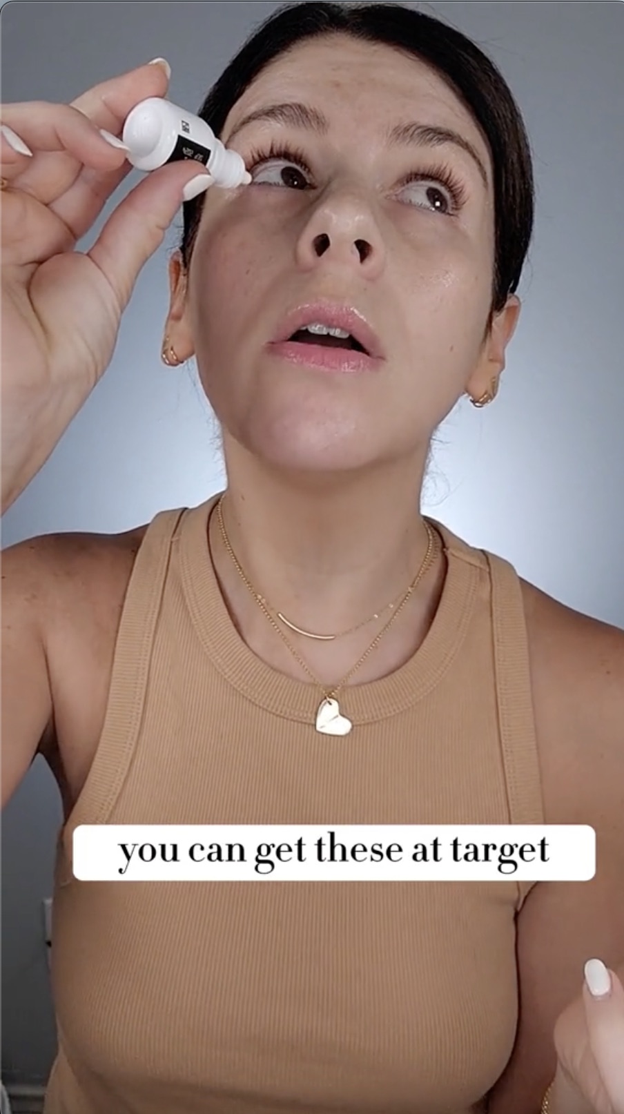 Elle a dévoilé son secret de beauté le mieux gardé : les gouttes pour les yeux Lumify à prix abordable de Target.