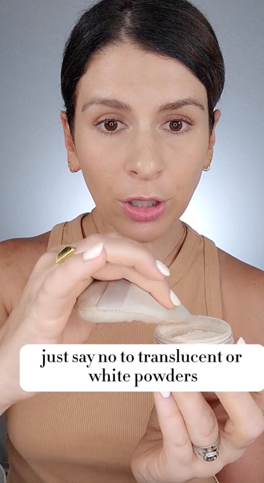 Elle veut simplement que vous disiez non à cette tendance populaire : les poudres translucides ou blanches qui, selon elle, ne font que mettre en valeur les imperfections.