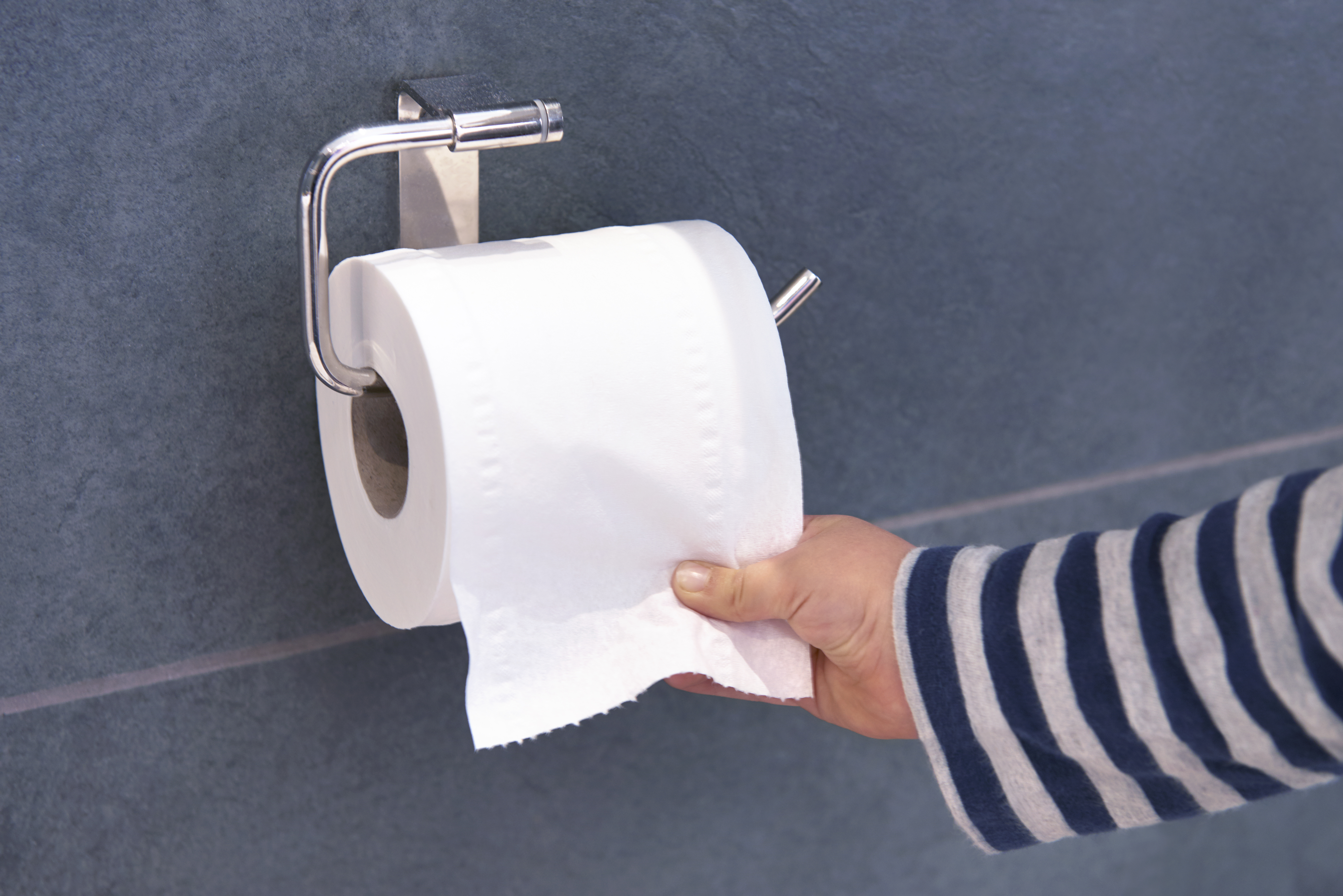 Cela signifie que chaque fois que quelqu'un utilise le papier toilette, l'odeur s'en échappe.